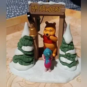 Hallmark Holiday Keepsake Winnie the Pooh Ornament