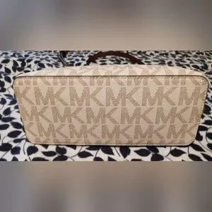 Gallery image 4 for MICHAEL Michael Kors Cindy Lg Dome Crossbody
