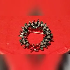 Vintage Holiday Wreath Pin