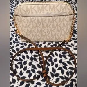 Gallery image 1 for MICHAEL Michael Kors Cindy Lg Dome Crossbody