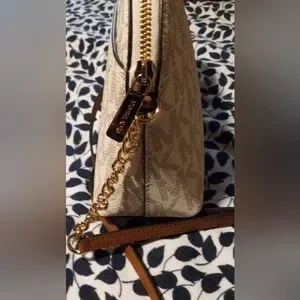 Gallery image 2 for MICHAEL Michael Kors Cindy Lg Dome Crossbody